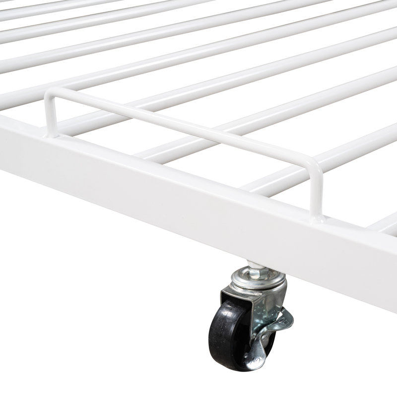 Lit en métal blanc avec couchette, ports et support à lattes. Pleine grandeur. Contrôle robuste. Aucun sommier tapissier n'est requis pour le lit gigogne. Rustique moderne. , Nécessaire. Option de couchage supplémentaire
