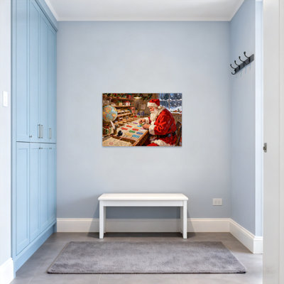 Père Noël de Noël fabriquant des lettres au bureau de l'atelier