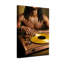 Homme à la mode avec des dreadlocks jouant du disque vinyle-238818540