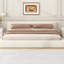 Lit tapissier beige pour une allure de chambre à coucher moderne, grand lit, bonne capacité de charge, lit minimaliste élégant, très grande répartition du poids par lattes