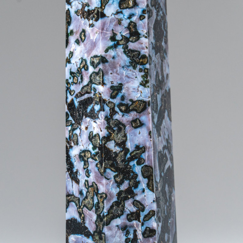 Véritable pointe polie indigo de Gabbro de Madagascar (0,88 lb)