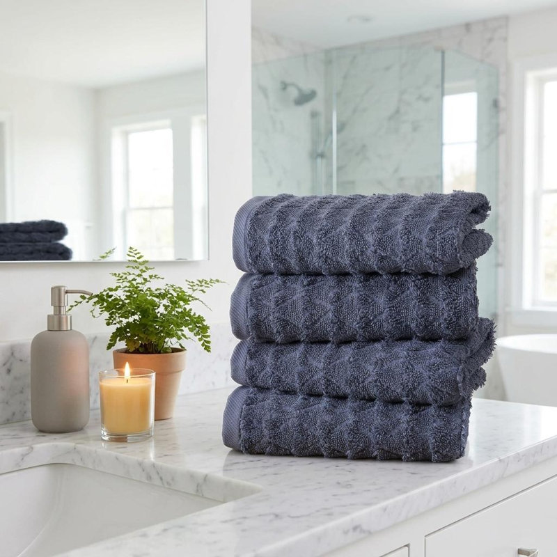 Lot de quatre serviettes de toilette géométriques bleu marine en coton turc 16" x 30"
