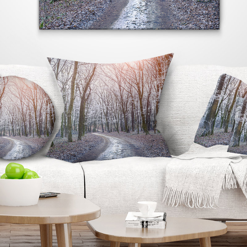 Misty Trail in Autumn Forest - Coussin à imprimé paysage, 18 po x 18 po, Type de produit