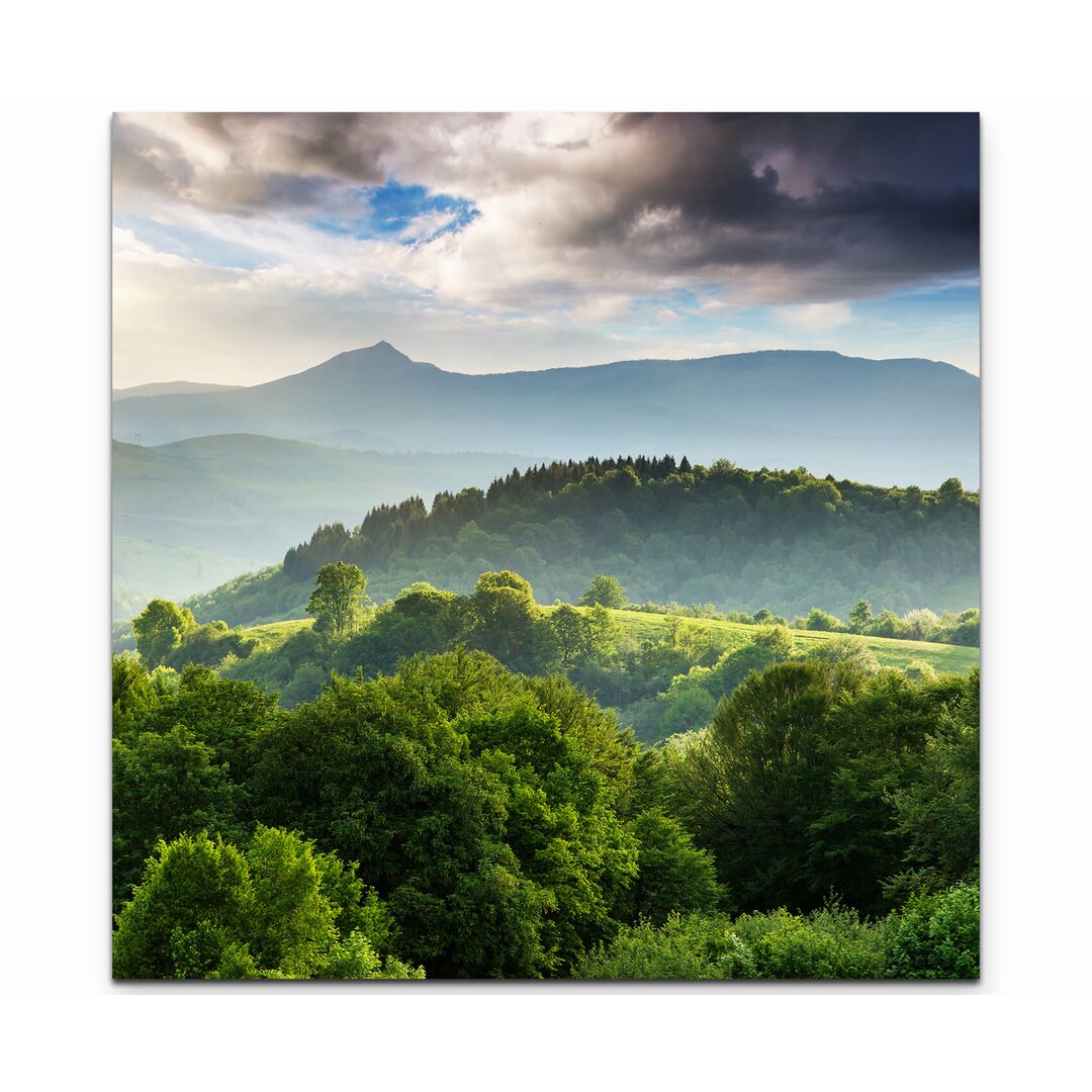 Leinwandbild Gebirgslandschaft am Morgen mit Gewitterwolken – Ukraine