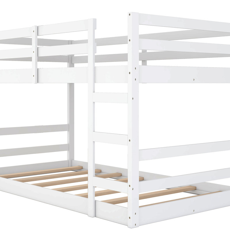 Lit simple au-dessus d'un lit superposé blanc, fabrication de la structure, pour une qualité de longue durée, garde-corps sur toute la longueur, s'adapte à la structure en pin des matelas, contrôle de la qualité, standard