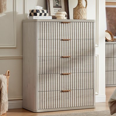 Commode à 5 tiroirs cannelées, profil incurvé, poignées en métal et rangement de style champêtre