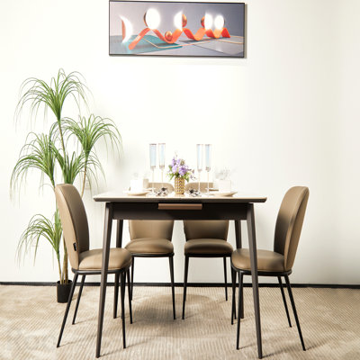 Le Rock Plate peut être étendu pour former une table à manger, une cuisine et un salon pouvant accueillir de 6 à 8 personnes. Il peut être assemblé rapidement. Les matériaux sont des plaques de roche et des bases en métal