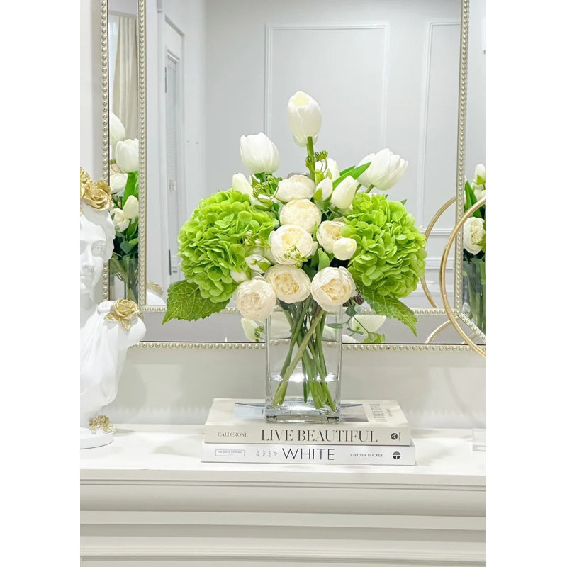 Arrangement floral mélangé dans un vase