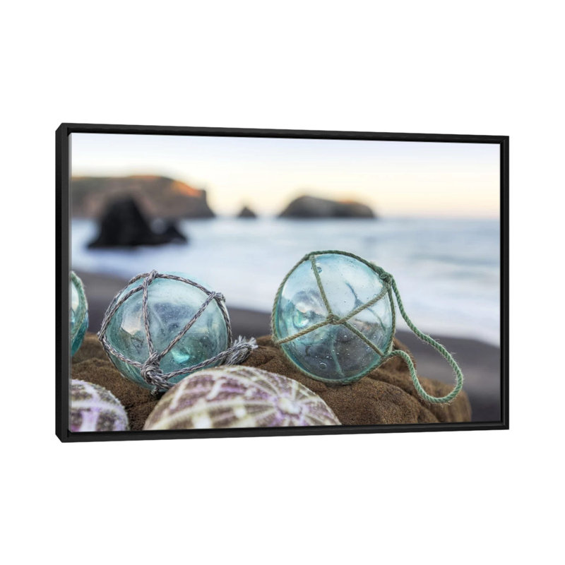 «Crescent Beach Shells» par Alan Blaustein, reproduction sur toile tendue sur châssis, H 12 po x l 18 po x P 1,5 po