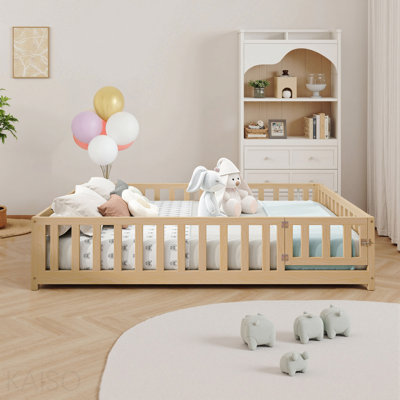 Lit plateforme double avec clôture et porte pour enfants, cadre de lit Montessori avec lattes de soutien pour tout-petits, lit en bois naturel
