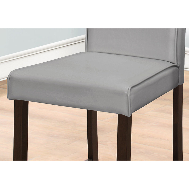 2 chaises de salle à manger à hauteur de comptoir, revêtement en cuir gris, pieds en bois brun, confortable pour la cuisine et l'espace