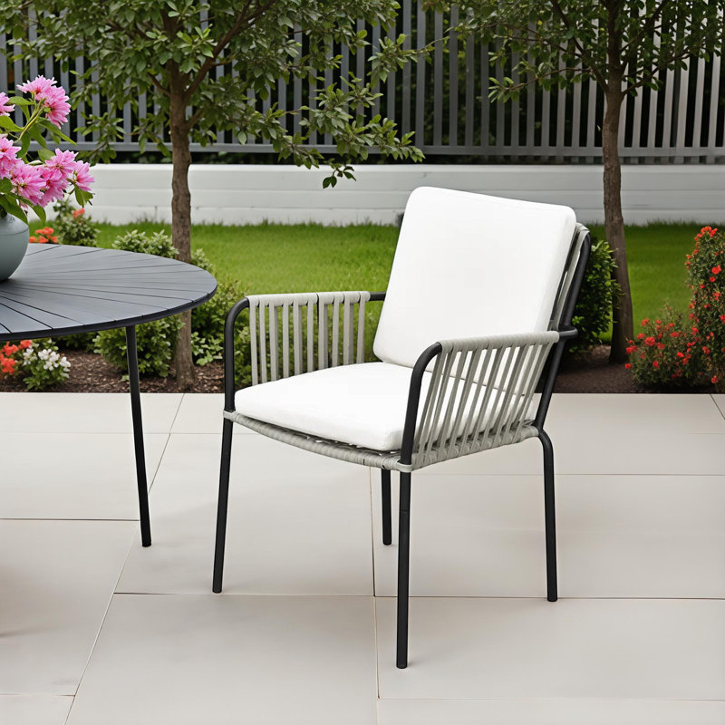 Chaise de salle à manger d'extérieur avec coussin Hokku Designs