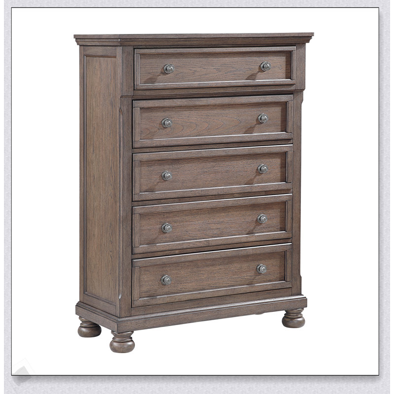 Commode transitionnelle brun antique avec 5 tiroirs, pieds en oignon classiques et finition élégante pour la chambre à coucher