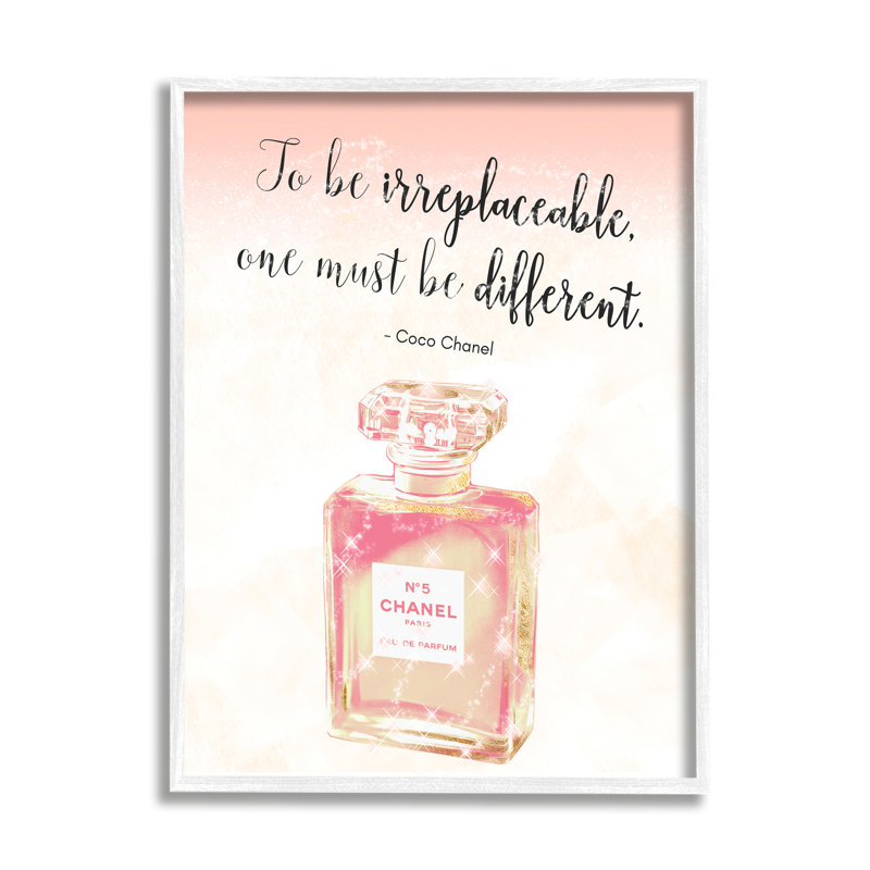 Being Being Fashion, citation de designer Shimmer, parfum rose, L 11 po x H 11 po, Giclée encadrée blanc bord de mer