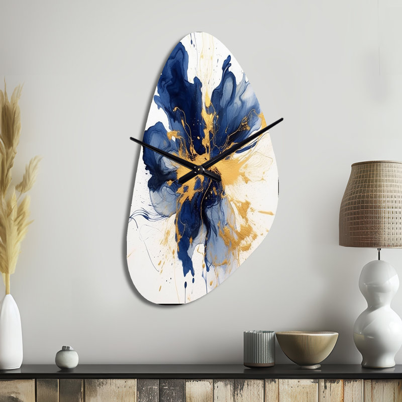 Bleu foncé et or Strokes I - Horloge murale en forme de fractale en métal, horloge murale en forme libre bleue, Moyenne