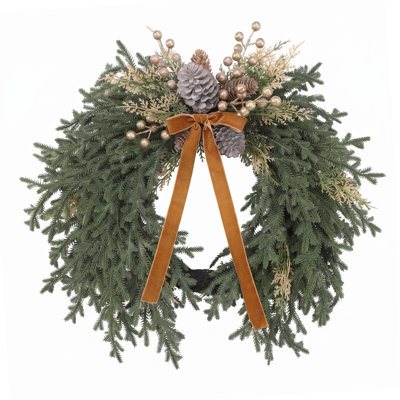 Couronne de Noël artificielle en pin 21,65 po avec pommes de pin, baies dorées et nœud en velours pour porte d'entrée, couronne d'hiver rustique en fausse verdure pour porte d'entrée et manteau de Noël