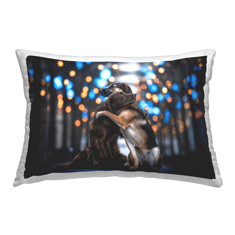 Coussin décoratif à motif de câlins «Hugging Dogs parmi Bokeh» par Natalie Grosse