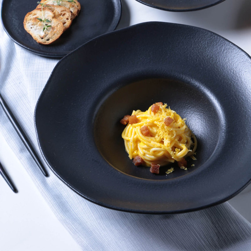 Assiette à pâtes en céramique 11,02 po à rebord profond noir mat - va au micro-ondes, au four et au lave-vaisselle, par Porto Brasil