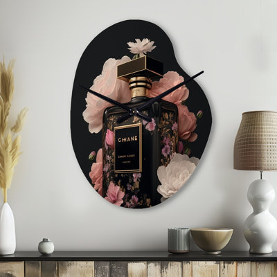 Élégante bouteille de parfum floral II - horloge murale en forme de parfum de mode unique, horloge murale asymétrique glam