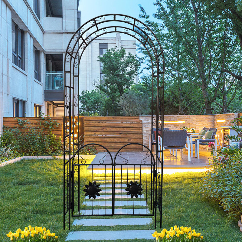Jardin en métal avec arche de jardin et treillis