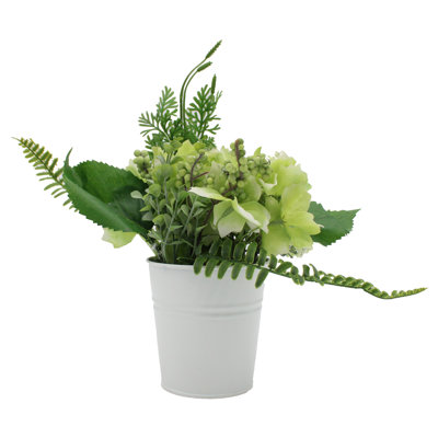 Arrangements floraux d'hortensias et centres de table en pot