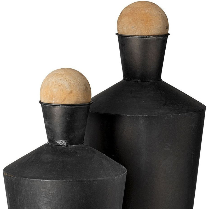 Urnes cylindriques noires et brunes en métal