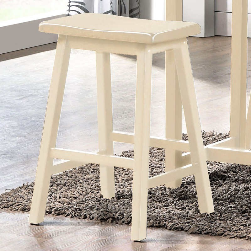 Configuration de salle à manger à 3 comptoirs. Table avec 3 tablettes ouvertes. Tabourets de selle pour plus de confort. Pieds en bois. Convient aux petites zones colorées. Rangement relaxant. Structure en bois. Convient aux espaces compacts