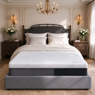 Matelas hybride mi-ferme de 30 cm (12 po) livré en boîte. Ressorts ensachés individuellement pour une isolation optimale des mouvements, soutien des bords, tissu tricoté respirant, certifié CertiPUR-US.