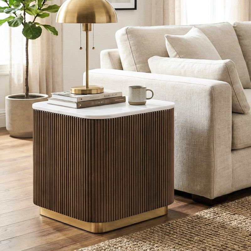 Table d'appoint carrée de style contemporain, plateau en marbre blanc et structure en acier inoxydable doré, idéale pour le salon (1 pièce). Finition élégante et authentique.