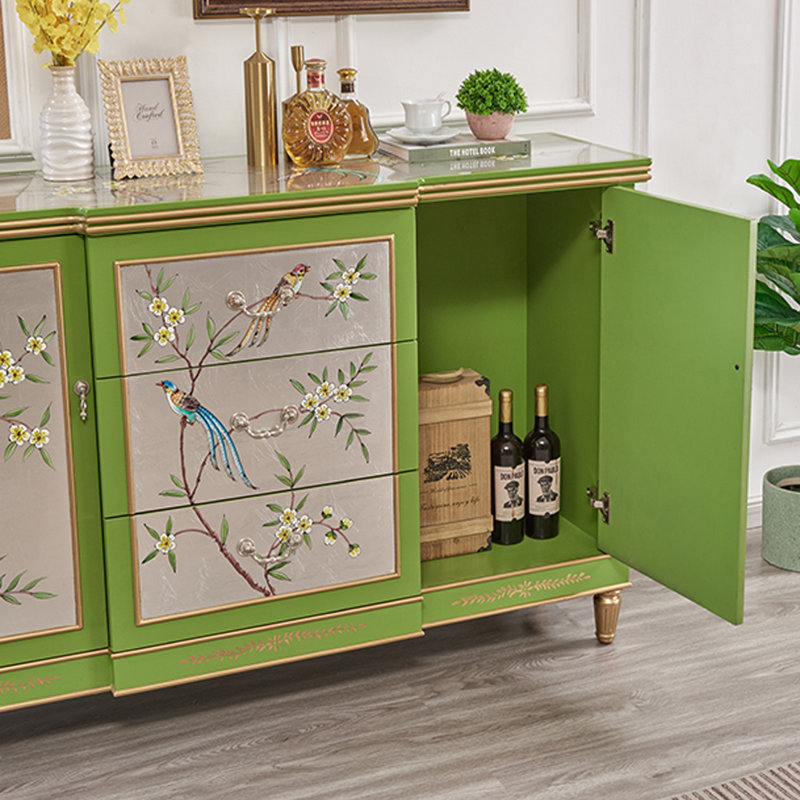 Buffet de style antique avec détails peints à la main