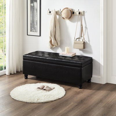 Banc rembourré noir avec boutons. Cadre en bois massif. Peut contenir des magazines, des coussins. Confortable et pratique. 45 po x 18 po x 18 po. Assemblage requis. Rangement à boutons noir. Peut accueillir des chaussures et des magazines.