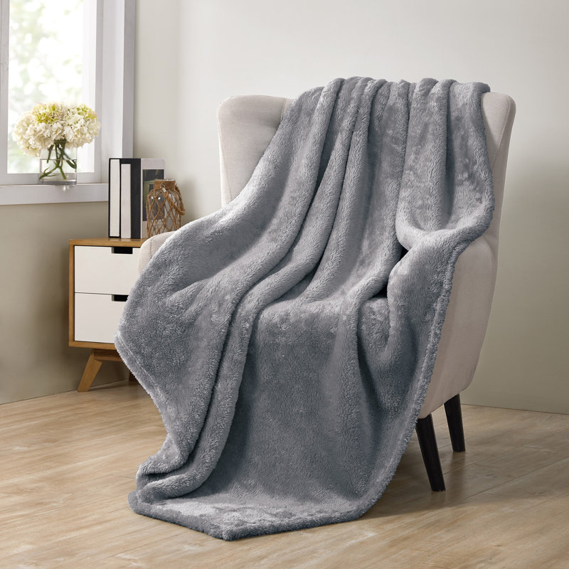 Jeté pelucheux Adrianna 50 po x 70 po, Gris plume, 50 x 70