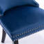 Chaise rembourrée à oreilles avec garniture cloutée et pieds en bois massif