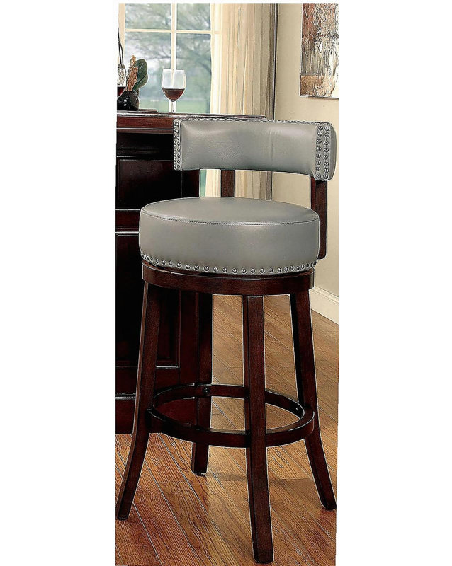 Chaises de bar 2 pièces 30 po soutenues par de riches pieds en bois foncé. Les sièges et les dossiers rembourrés en tissu offrent une assise confortable en chêne foncé / gris