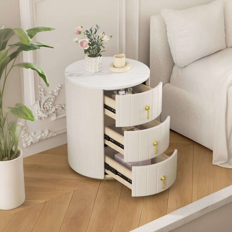 Une table de chevet rembourrée avec 3 tiroirs et une table de chevet ronde avec poignées en métal, Beige