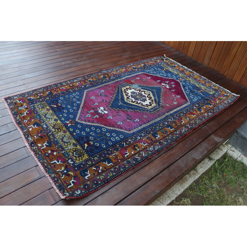 Tapis turc vintage fait à la main avec un motif géométrique vibrant parfait pour ajouter un charme bohémien aux salons ou aux chambres confortables