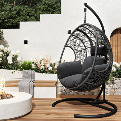 Élégant fauteuil à œufs suspendu en osier PE avec coussin confortable pour une utilisation intérieure et extérieure, parfait pour la détente et l'attrait esthétique.