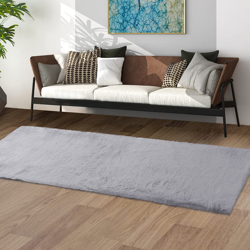 Tapis gris en fausse fourrure tressé à la machine Mitz, Rectangle 2 pi x 6 pi