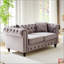 Luxueux canapé Chesterfield en velours avec capitonnage à boutons et garniture cloutée, parfait pour les salons modernes et élégants.