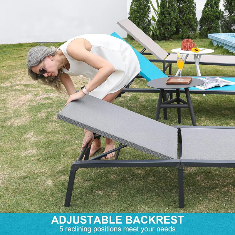 Extérieur, ensemble de 2 chaises longues en aluminium à dossier réglable près de la piscine