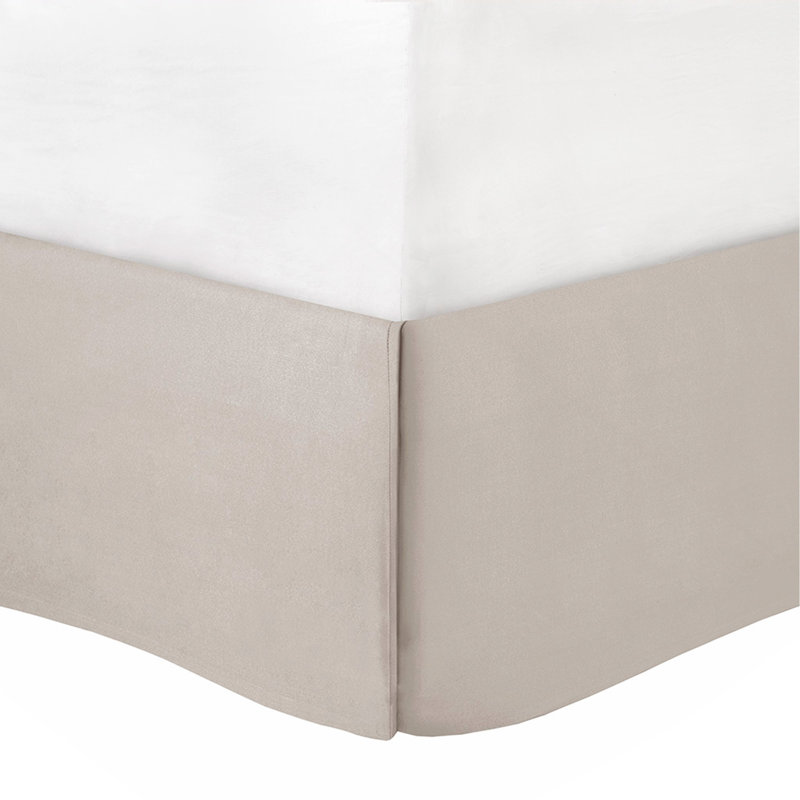 Ensemble d'édredon 8 pièces, élégamment brodé dans des tons neutres, pour un décor de chambre à coucher gracieux et sophistiqué