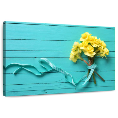 Bouquet de jonquilles Harnek sur fond bleu