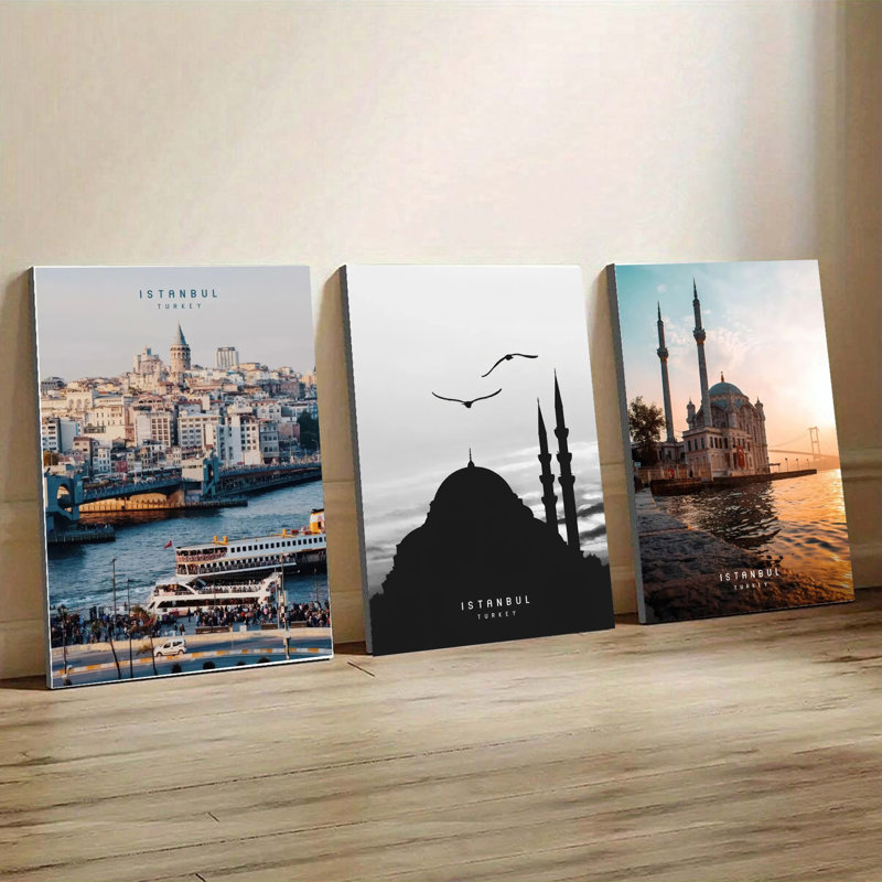 Ensemble de 3 affiches encadrées représentant la ville d'Istanbul (Turquie), avec des impressions vintage de silhouettes de mosquées et de couchers de soleil sur le Bosphore. Décor moderne pour le salon, la chambre ou le bureau. Affiches d'art sur le thème du voyage.