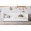 Lit simple au sol avec tête de lit et accoudoirs rembourrés, structure de lit en velours au design doux et sécuritaire, lit plateforme à profil bas avec côtés de protection, beige-129372134