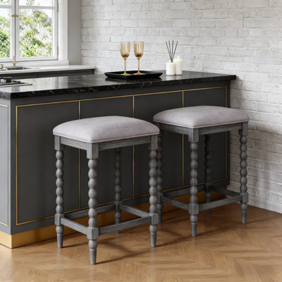 Ensemble de 4 tabourets de comptoir rembourrés avec structure en bois d'acacia massif, sièges rembourrés de mousse et conception aérée pour la cuisine ou le bar.