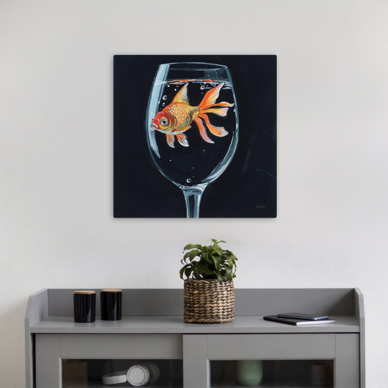Poisson rouge dans un verre à vin, art contemporain, H 18 po x l 18 po