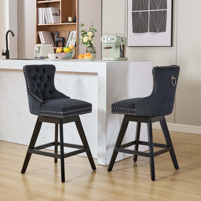 Tabourets de bar pivotants en velours avec décoration capitonnée, pieds en bois et garniture cloutée chromée, ensemble de 2