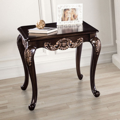 Table de bout carrée de style traditionnel avec bois massif, pieds courbés, finition dorée et motif sculpté au fini cerisier foncé