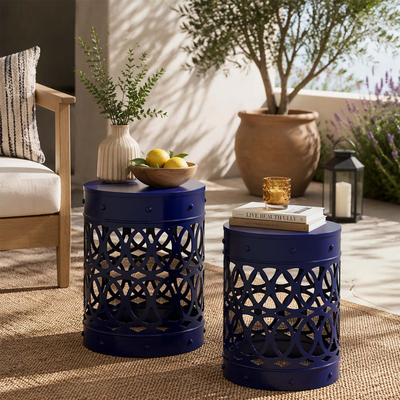 Ensemble de tables d'appoint d'extérieur modernes en métal avec un design élégant en fer découpé et un cadre durable à revêtement en poudre pour une utilisation à la fois élégante et fonctionnelle