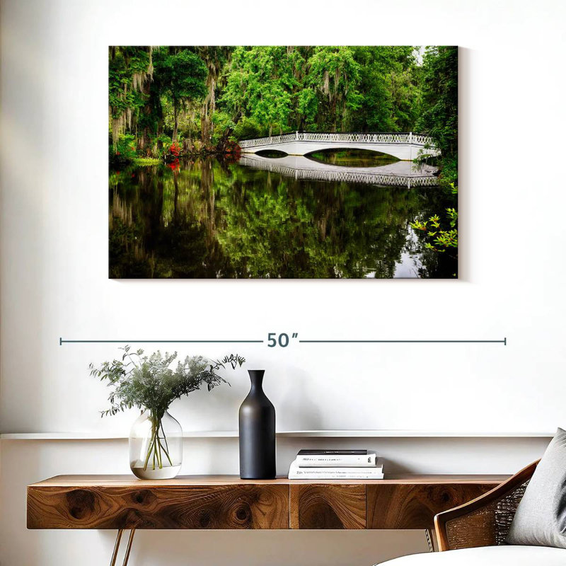 Reflet d'une passerelle en bois blanc